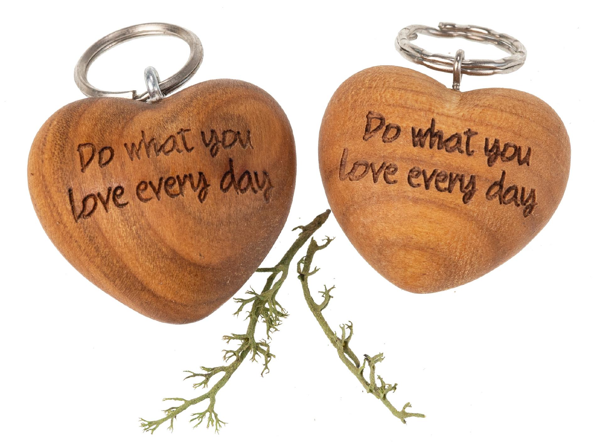 Holz Herz Schlüsselanhänger aus Kirsche geölt - Do what you love everyday